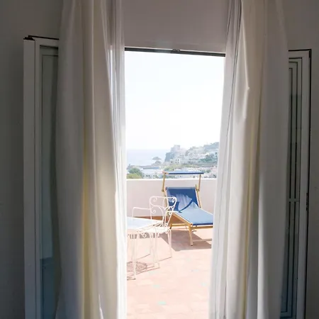 Hotel Chiaia Di Luna 4*