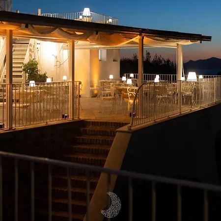 Hotel Chiaia Di Luna 4*