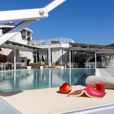 Hotel Chiaia Di Luna 4*