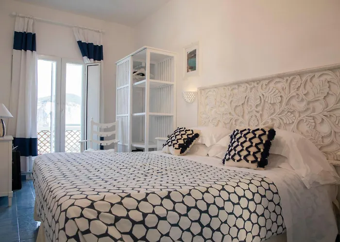 Otel Chiaia Di Luna 4*